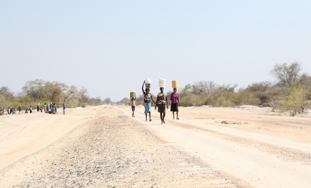 La gente hace cola durante horas, a veces todo el día, para recoger agua de un pozo en Angola