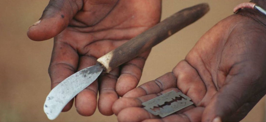 Navaja y cuchilla utilizadas para la mutilación genital femenina 