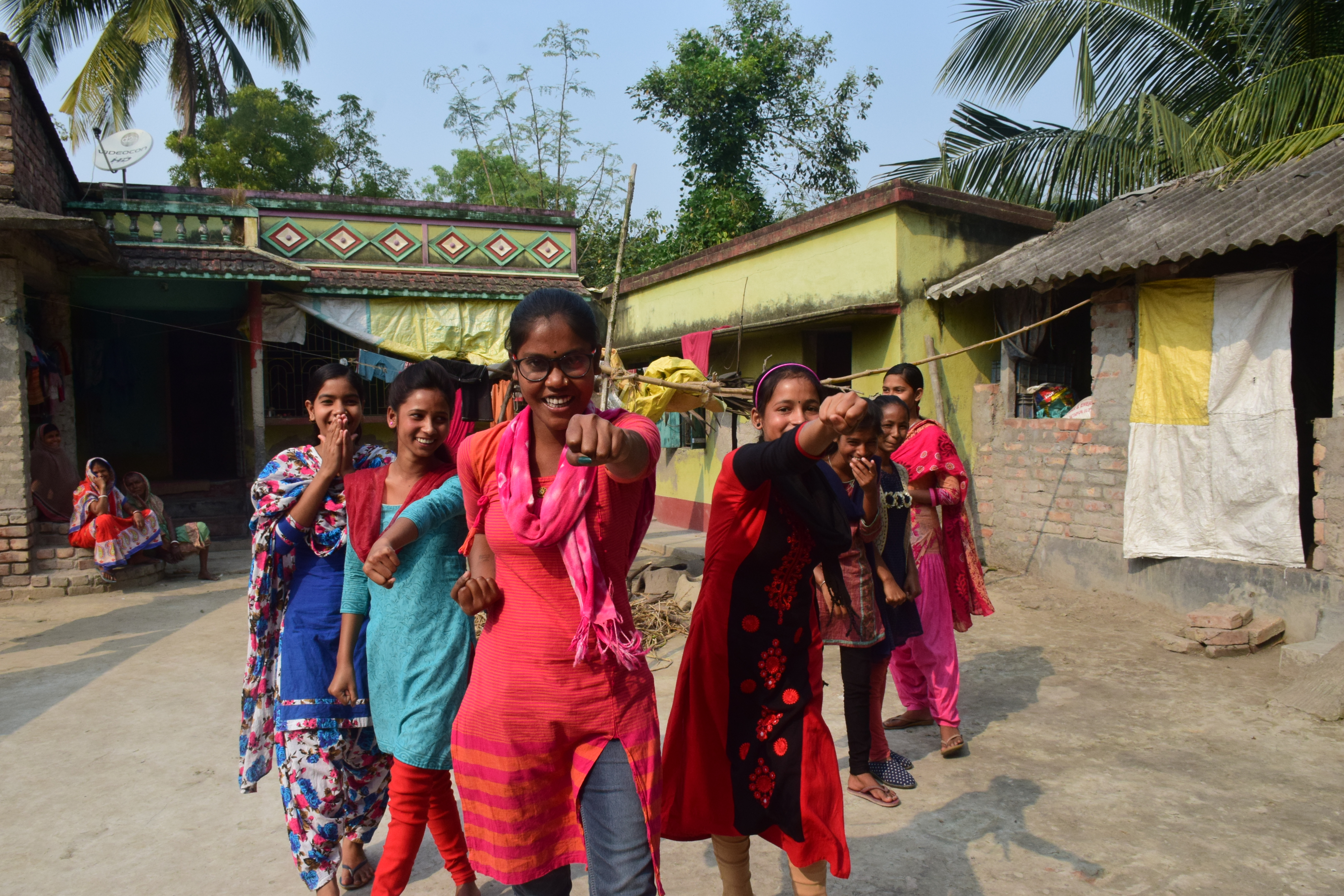 El Hena Grupo de Poder de Niñas en la India jugó un papel fundamental en la protección de los niños en su comunidad del matrimonio precoz, la trata, el trabajo infantil y la deserción escolar