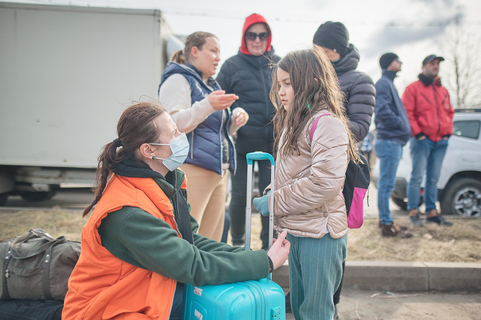 Una empleada de World Vision ayuda a una niña durante la crisis de Ucrania 