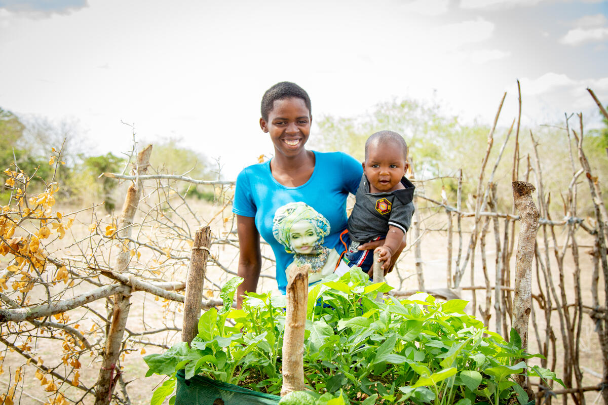 Catherine y su hijo Lawrence posan junto a su huerto en Marafa, Kenia