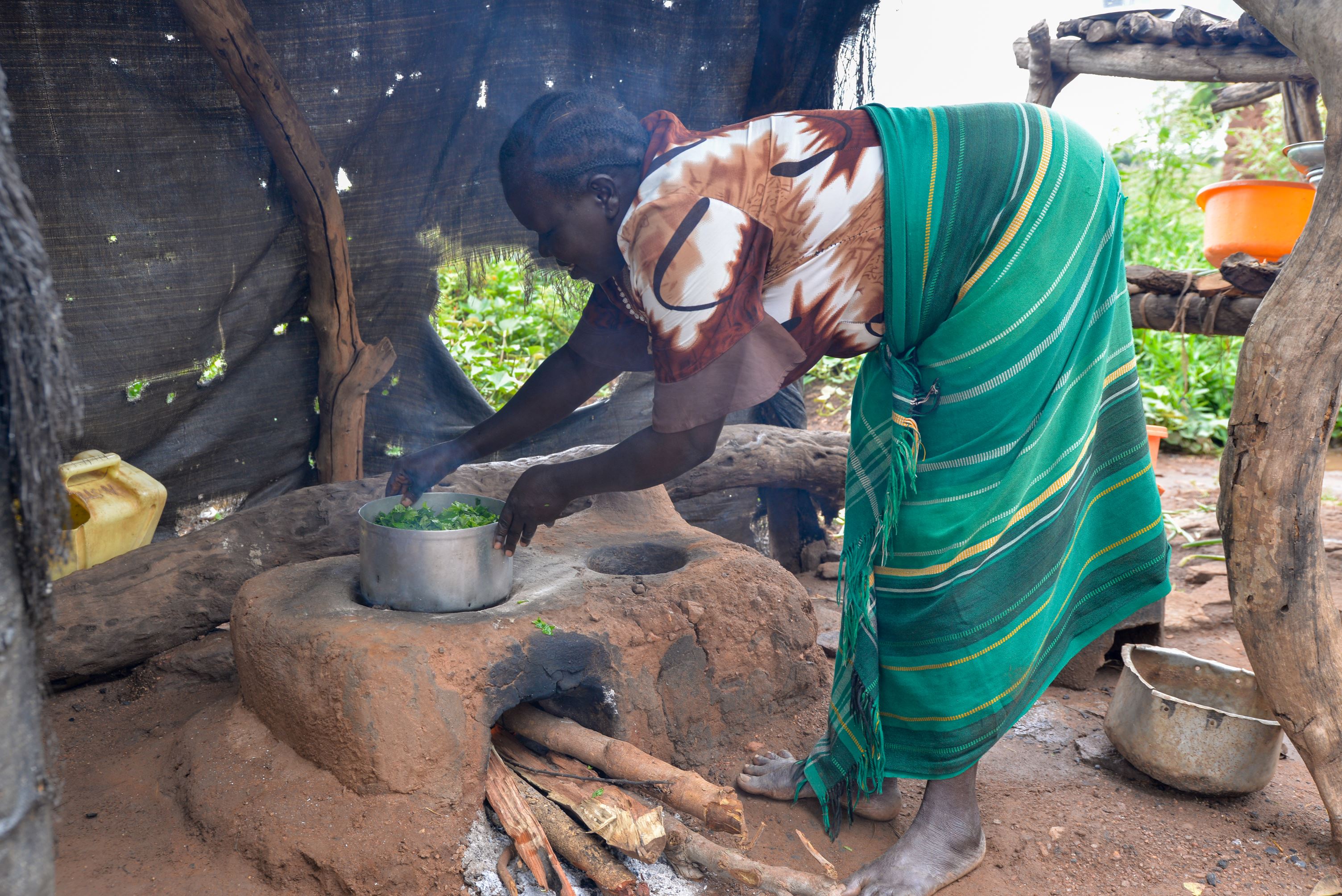 Maria, de Uganda, prepara Kunde (hojas de caupí) para servirlo con Dura para el almuerzo