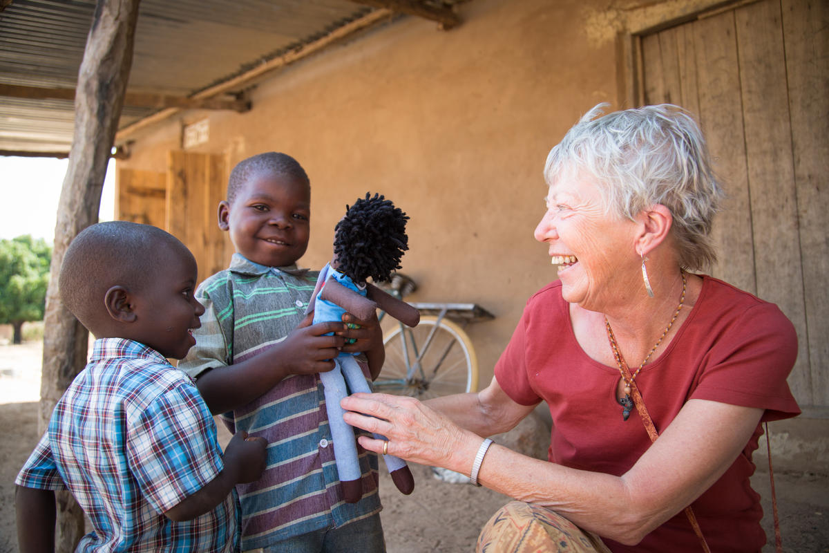 Una embajadora de World Vision visita a niños apadrinados en Tanzania
