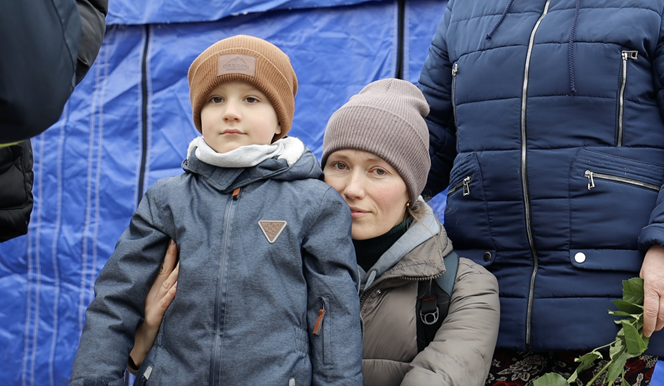 Primer plano de Julia y Nicom abrazándose en un campo de refugiados en Rumanía tras huir de Ucrania