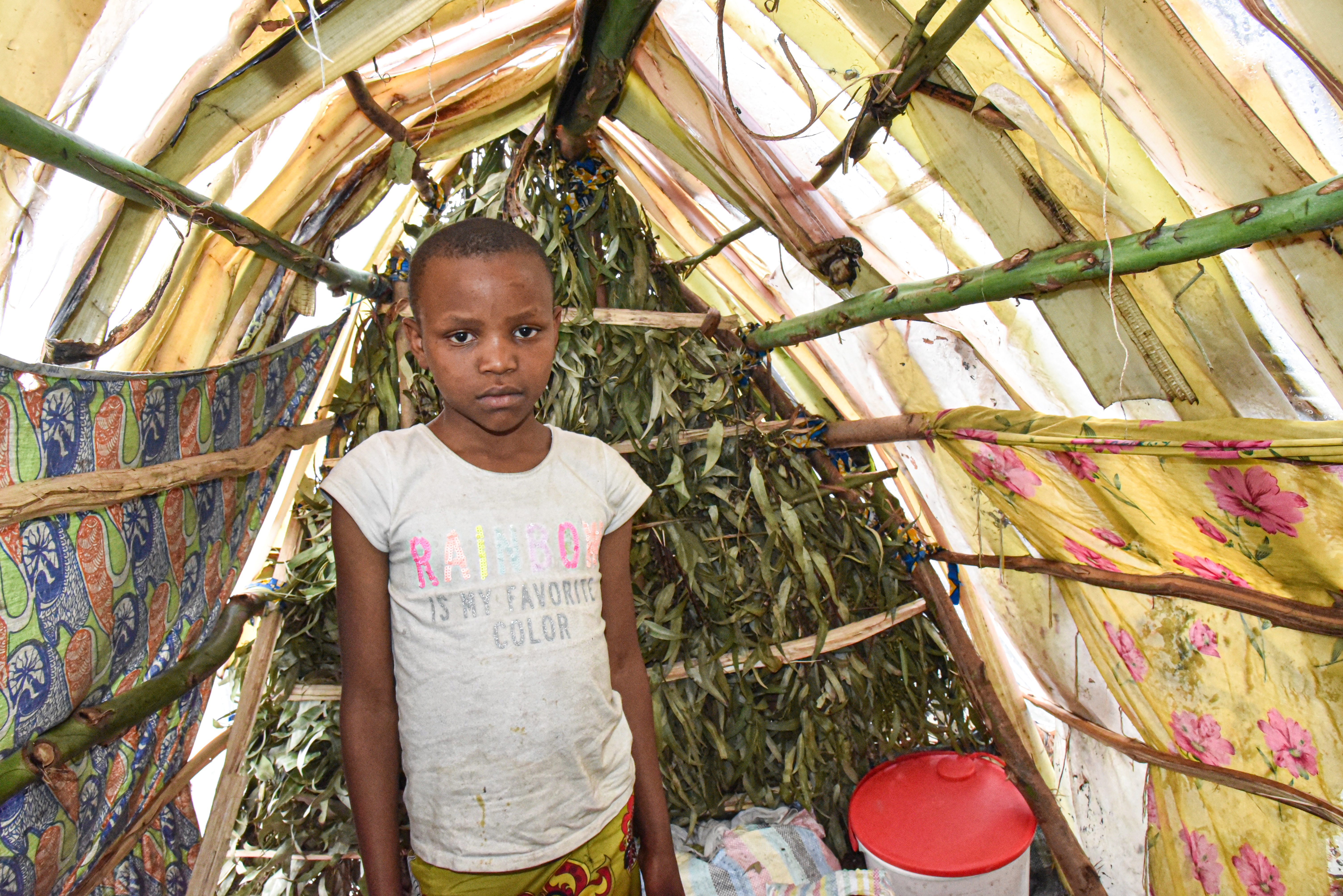 Niña de la RDC fotografiada en un refugio de refugiados