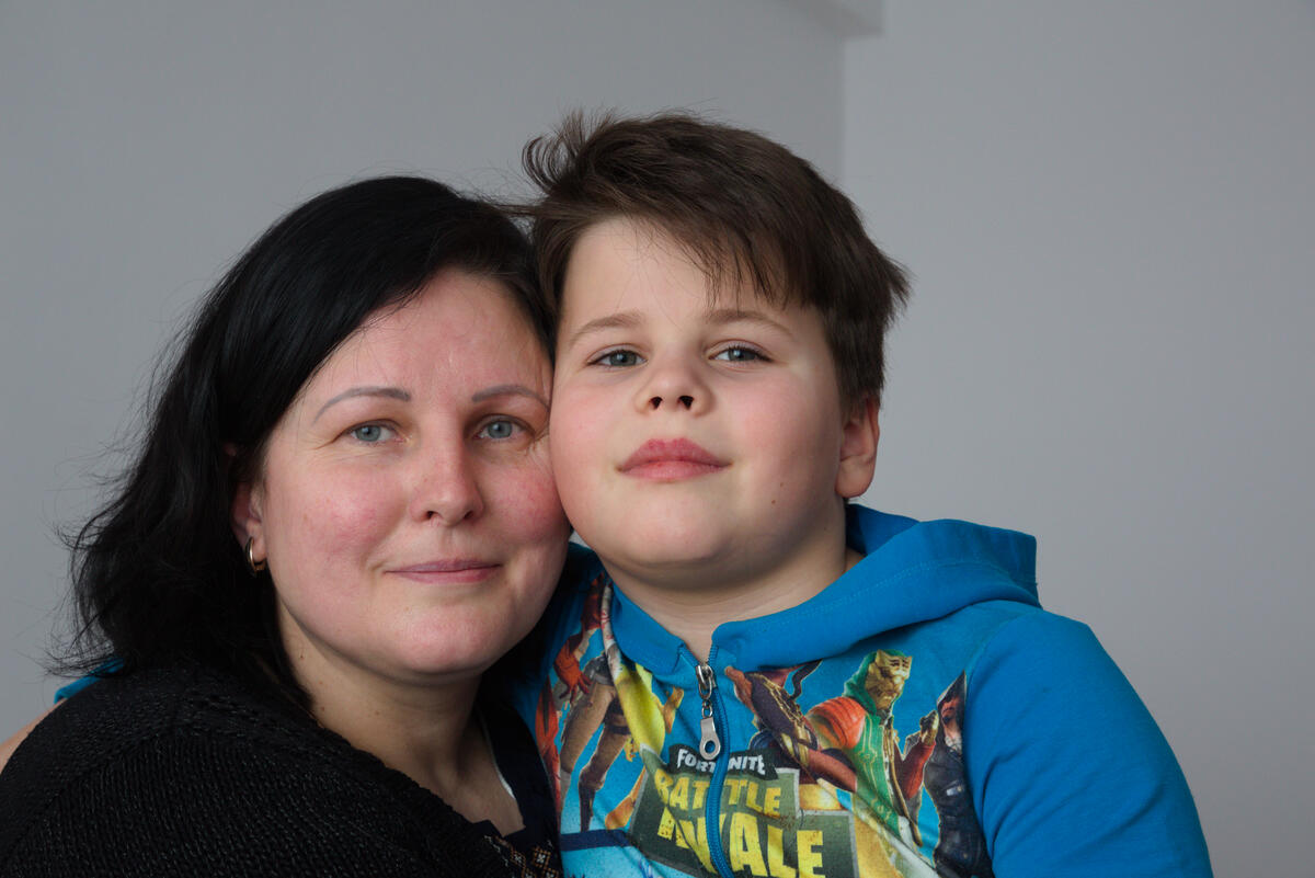 Julia, de 45 años, con su hijo David en un refugio para mujeres ucranianas en Bucarest