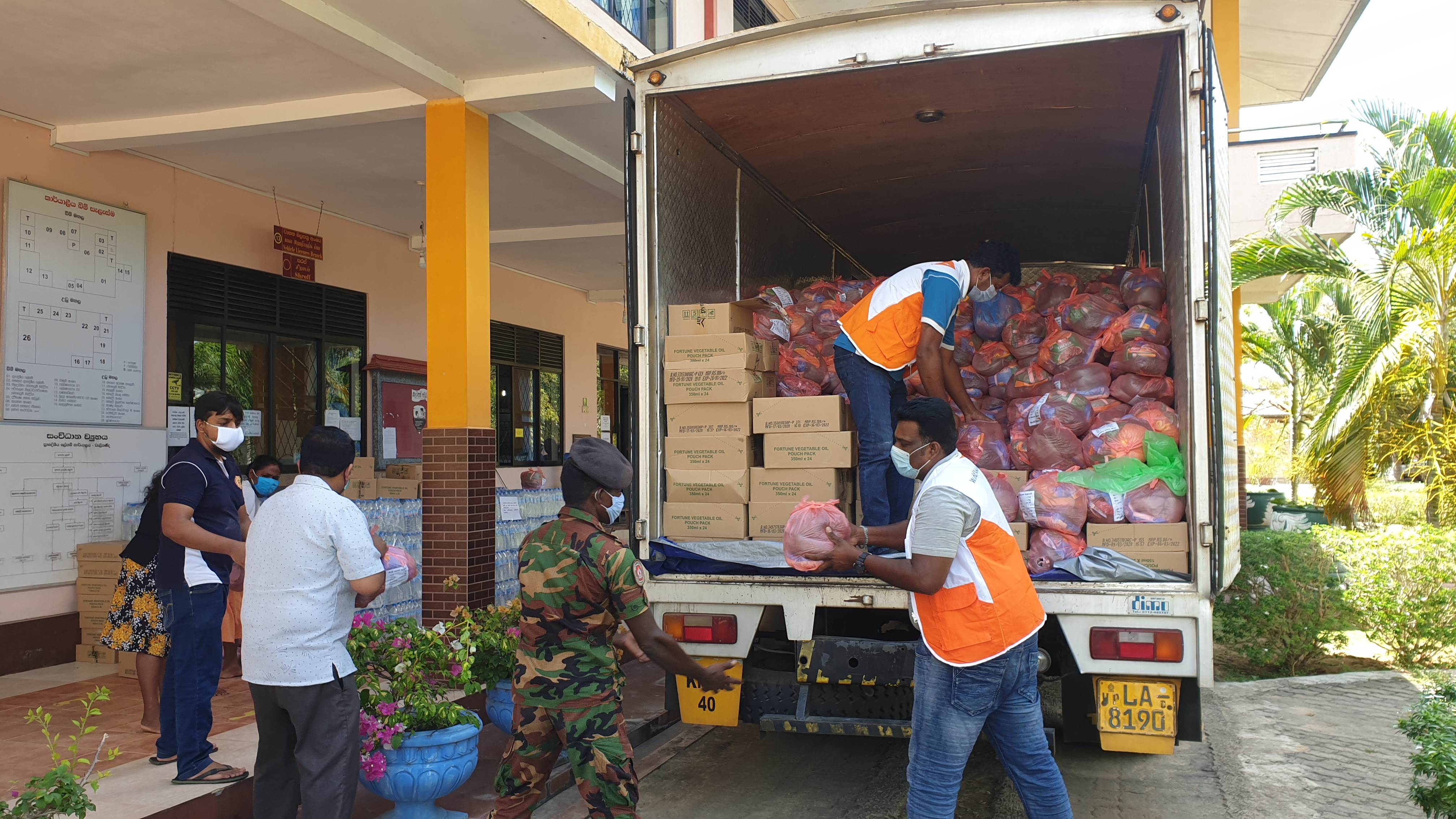 Voluntario de World Vision entregando alimentos desde la parte trasera de un camión a la población de Sri Lanka