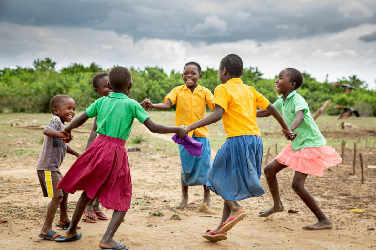 Los niños del grupo Vision Farming juegan alegremente en su aldea de Kenia.