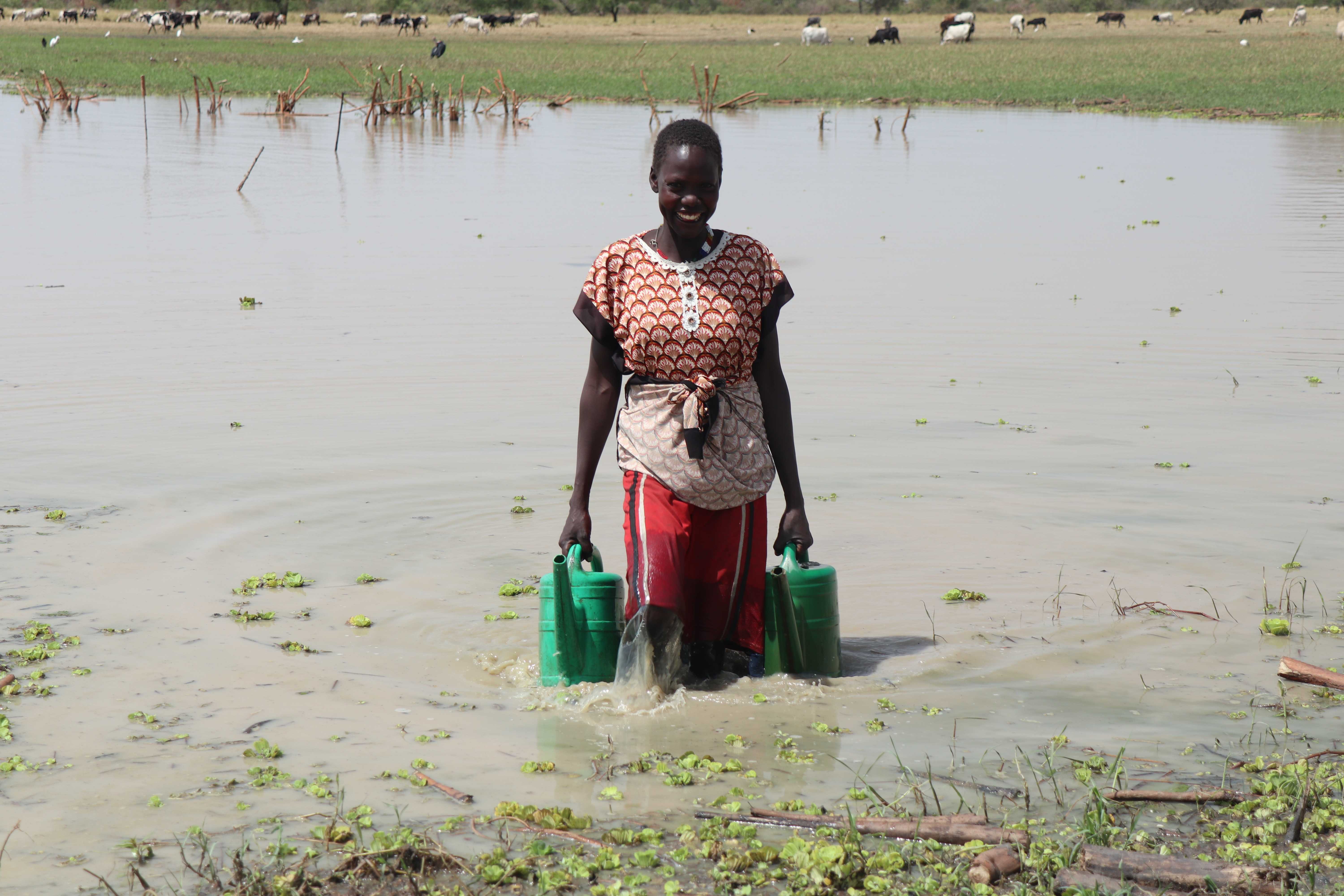 Ator recoge cubos de agua para regar la granja de su pueblo