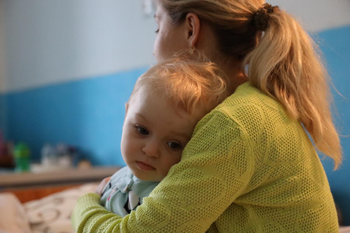 Olga, de 31 años, y su hijo, David, huyeron de la región de Kiev en coche.