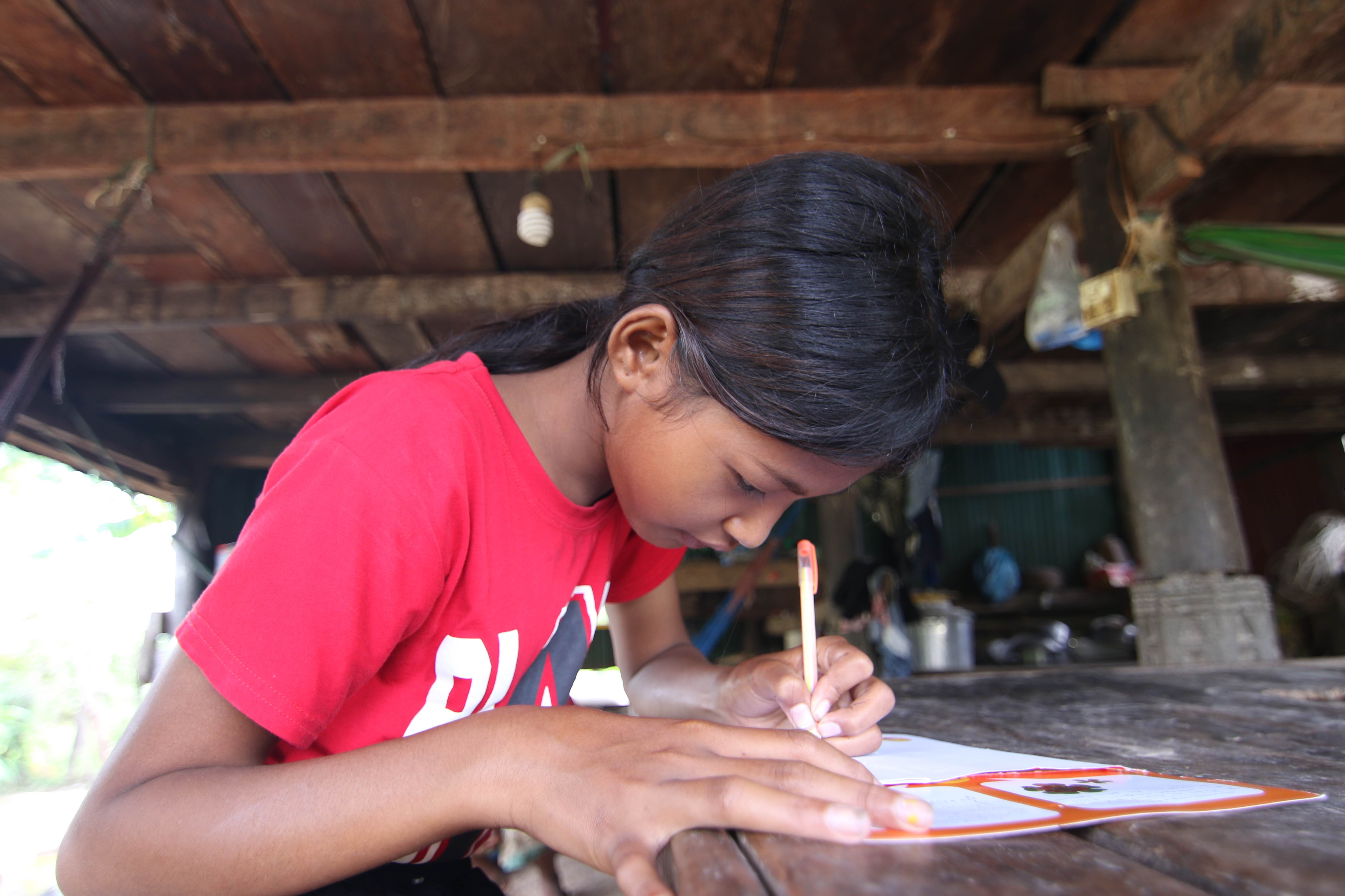 Ny, de 13 años, de Camboya, escribe tarjetas para su padrino