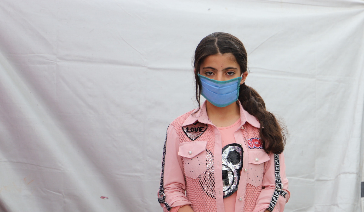 Niña llevando mascarilla 