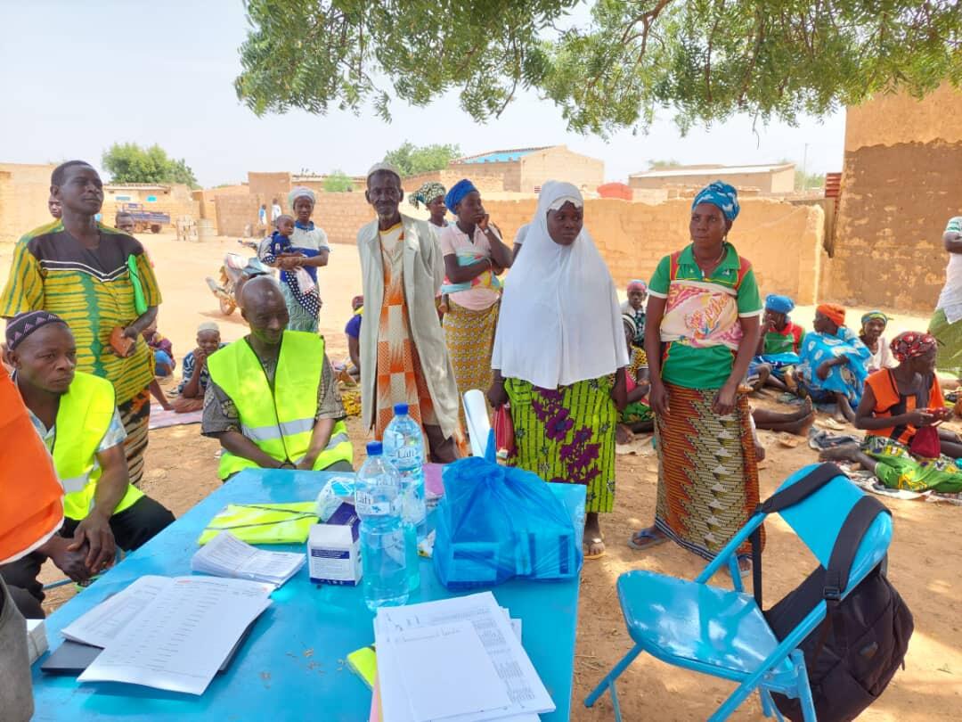 Las personas desplazadas de sus comunidades de origen en Nigeria, esperan a recibir cupones de alimentos.