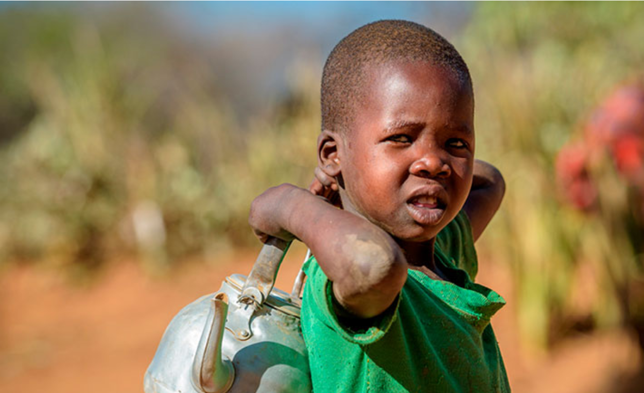 Niño con un cántaro yendo a recoger agua