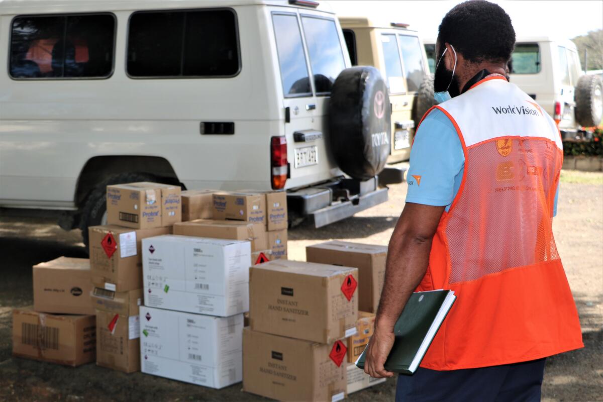 Personal de World Vision de Papúa Nueva Guinea con los kits de ayuda que se distribuirán a los necesitados