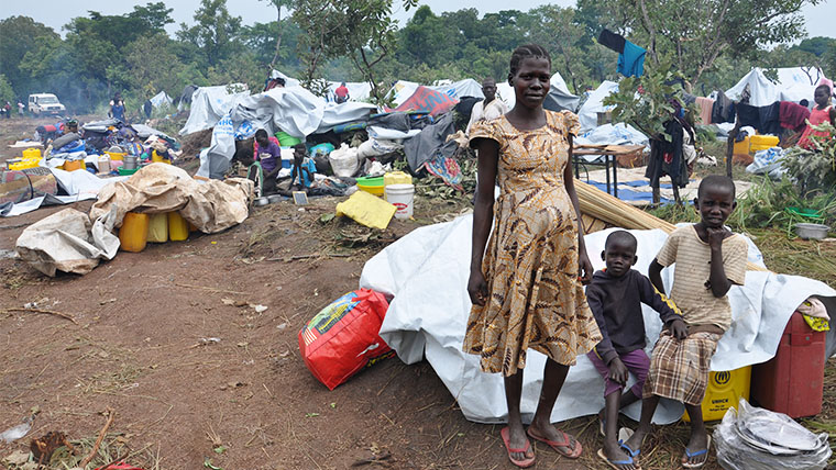 Kiden con dos de sus hijos en el campamento Bidi Bidi en el norte de Uganda