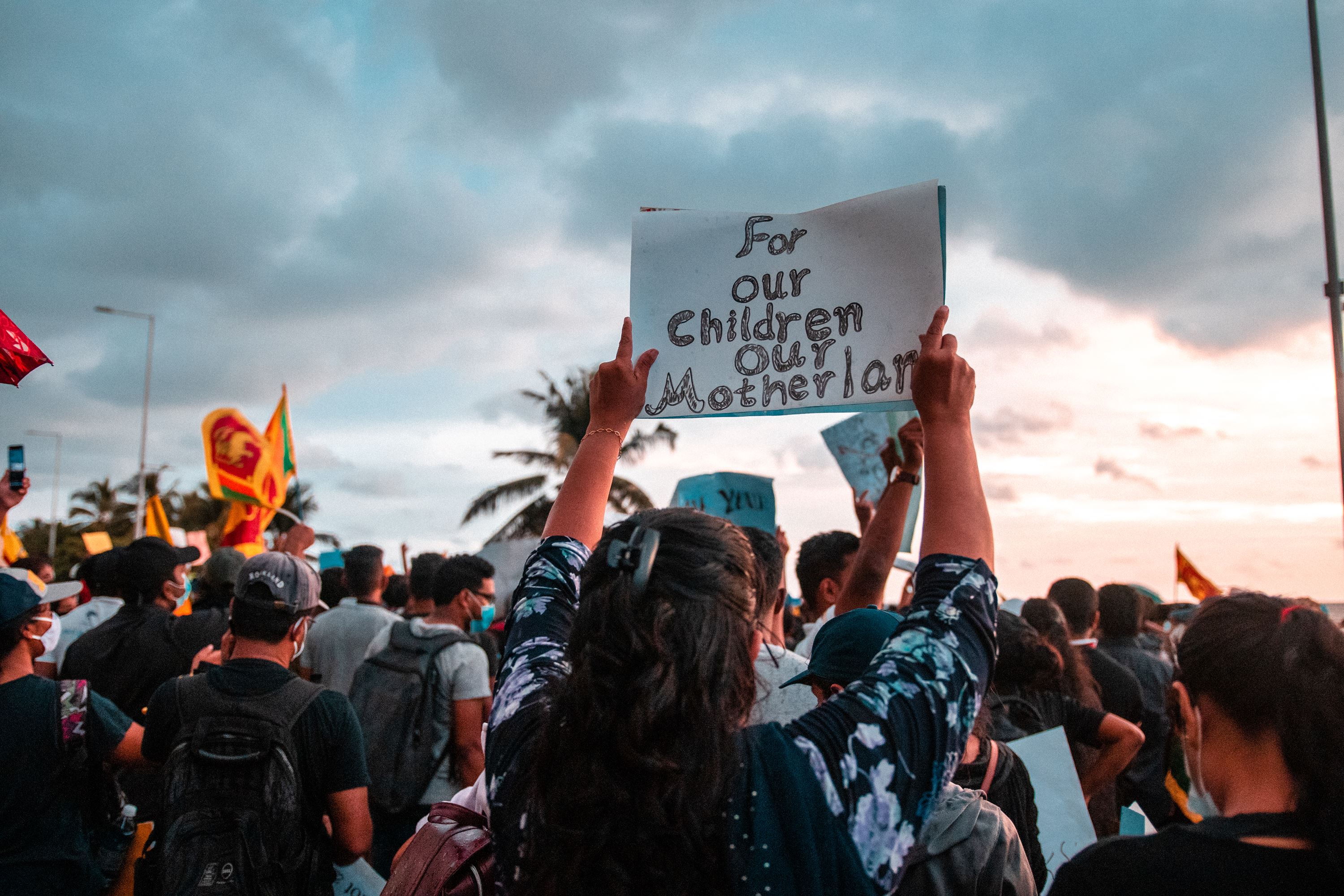 Manifestante en Sri Lanka sosteniendo un cartel que dice "por nuestros hijos, nuestra patria"