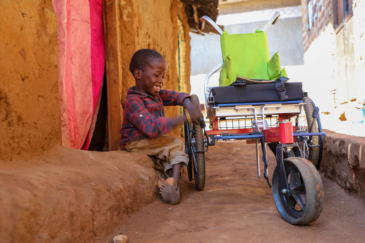 Isma, de Uganda, nacida con una discapacidad, recibió una silla de ruedas de World Vision