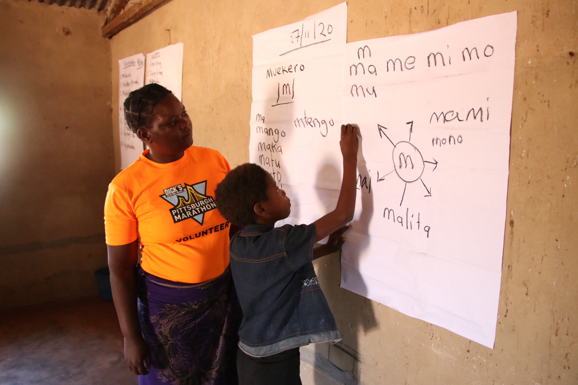 Rabson, de Zambia, fue una vez un pastor de ganado. En esta foto, disfruta de su tiempo en la escuela y aprendiendo en el campo de lectura.