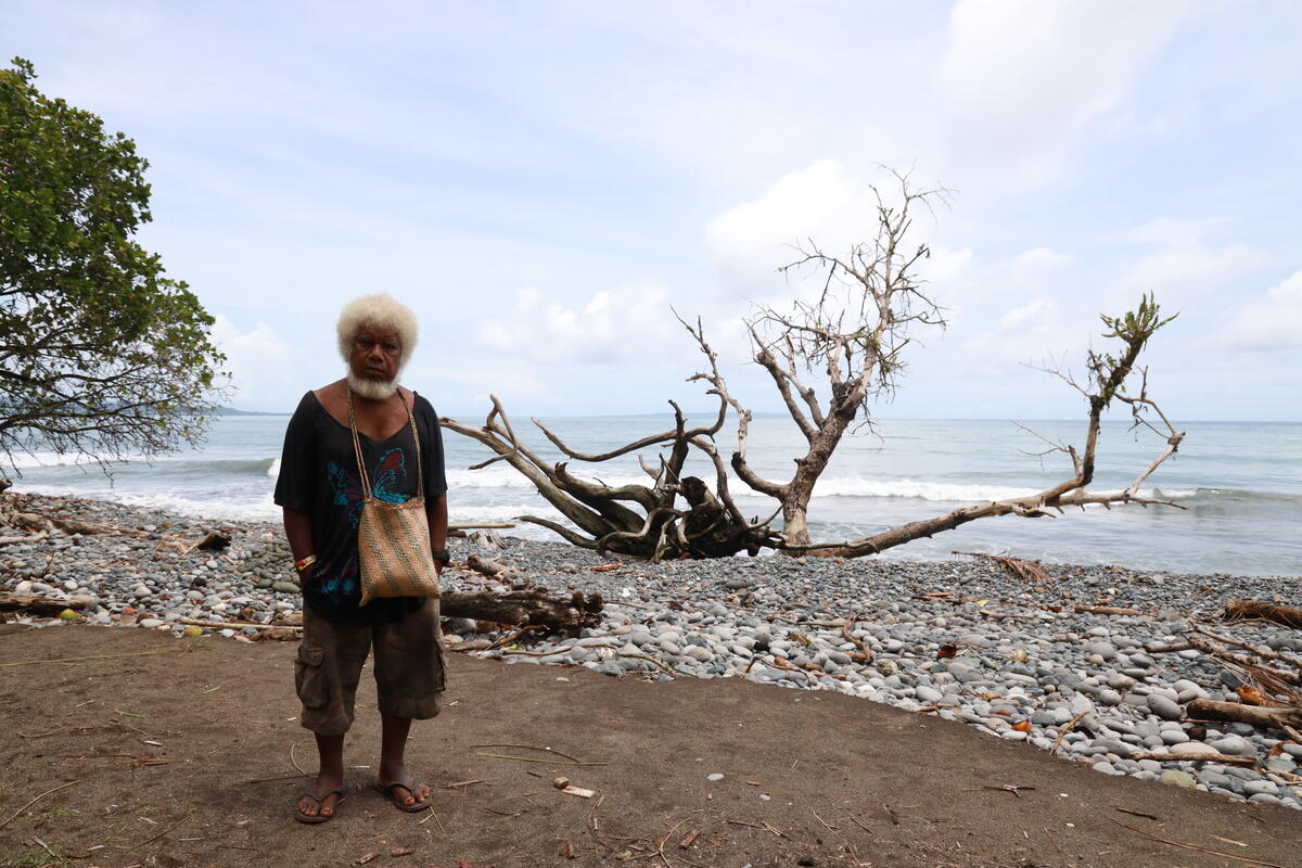 En 2020 el mar se tragó el hogar de Festus Ahikau, de 64 años, por lo que se vio obligado a migrar.