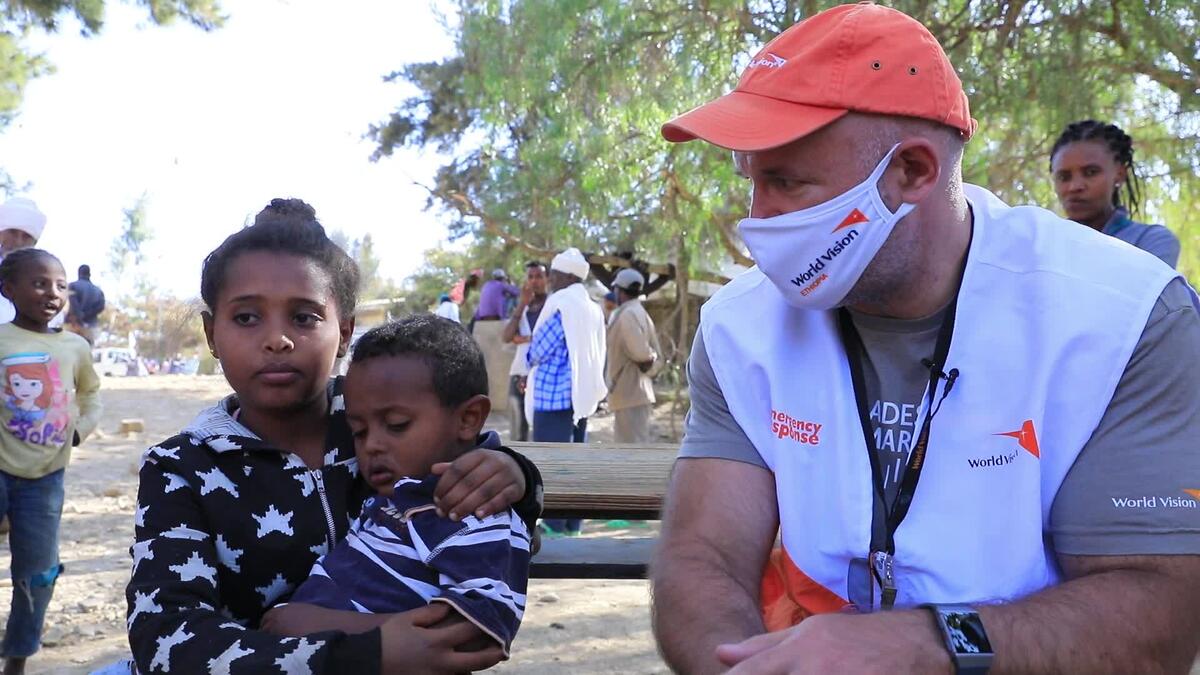 Trabajador humanitario de World Vision involucrado en la respuesta de emergencia a la crisis de Tigray habla con los niños