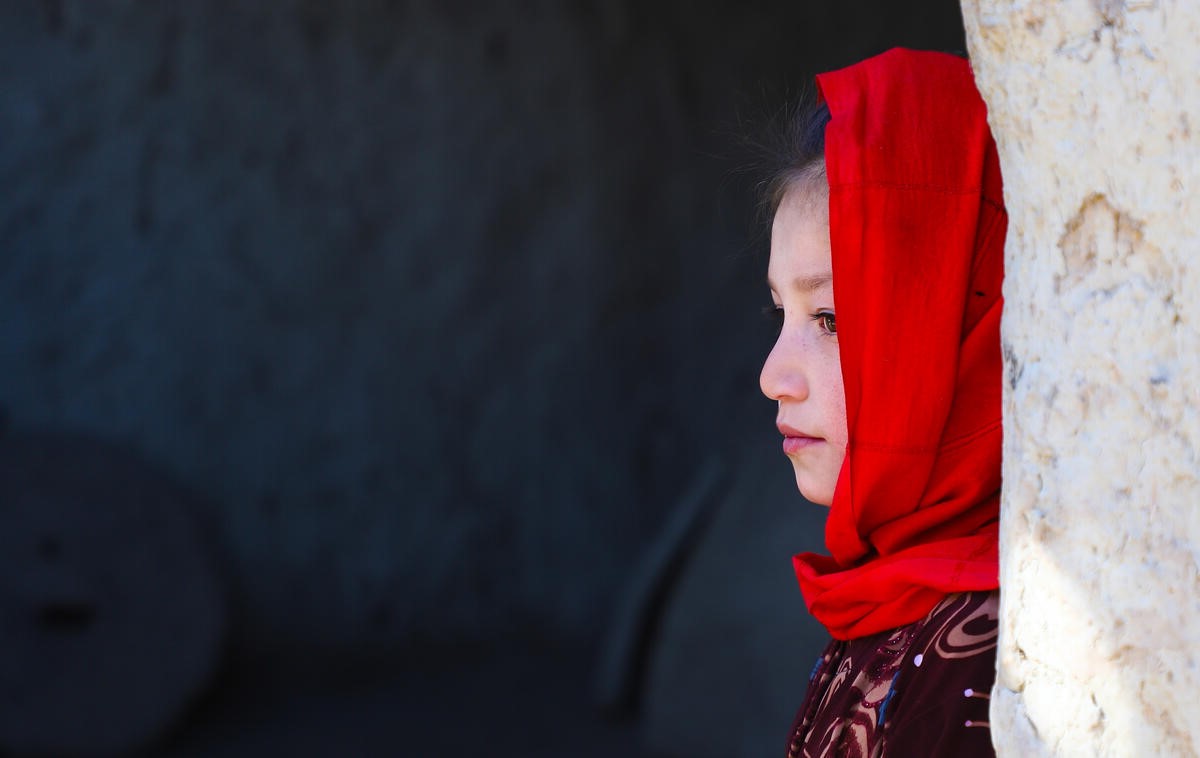 Niña afgana mirando al horizonte.