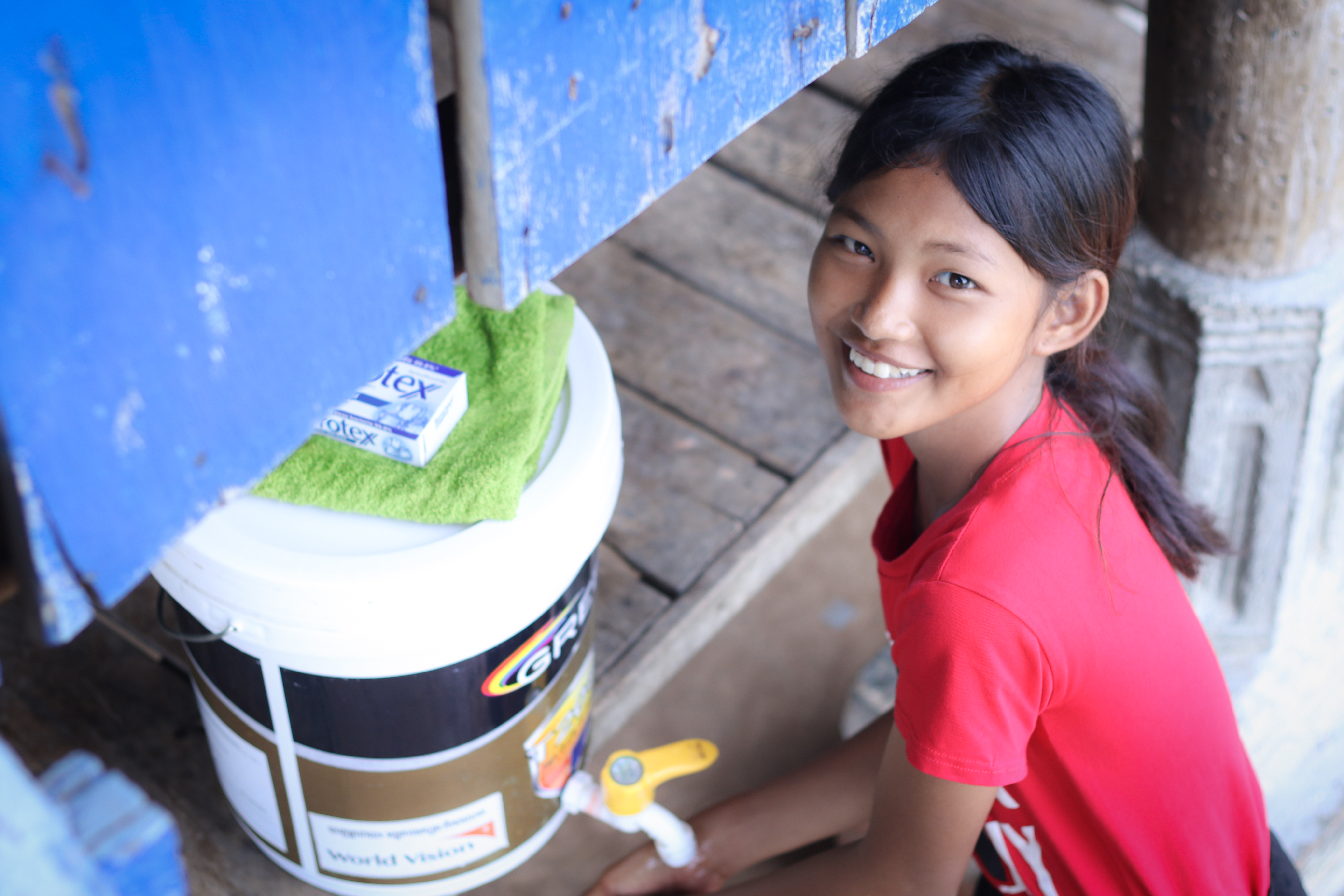 Ny y su familia de Camboya están felices de haber tenido acceso al agua. Esto ayuda a mantenerlos en la práctica de hábitos de higiene