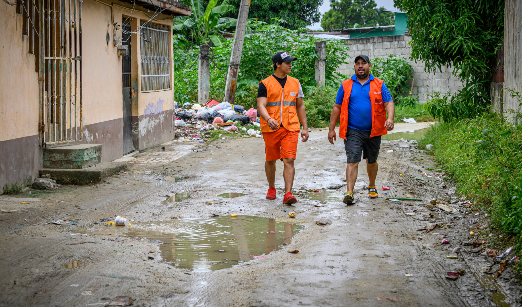 El pastor Raúl David y Jordy caminan por el barrio donde ejercen su ministerio.
