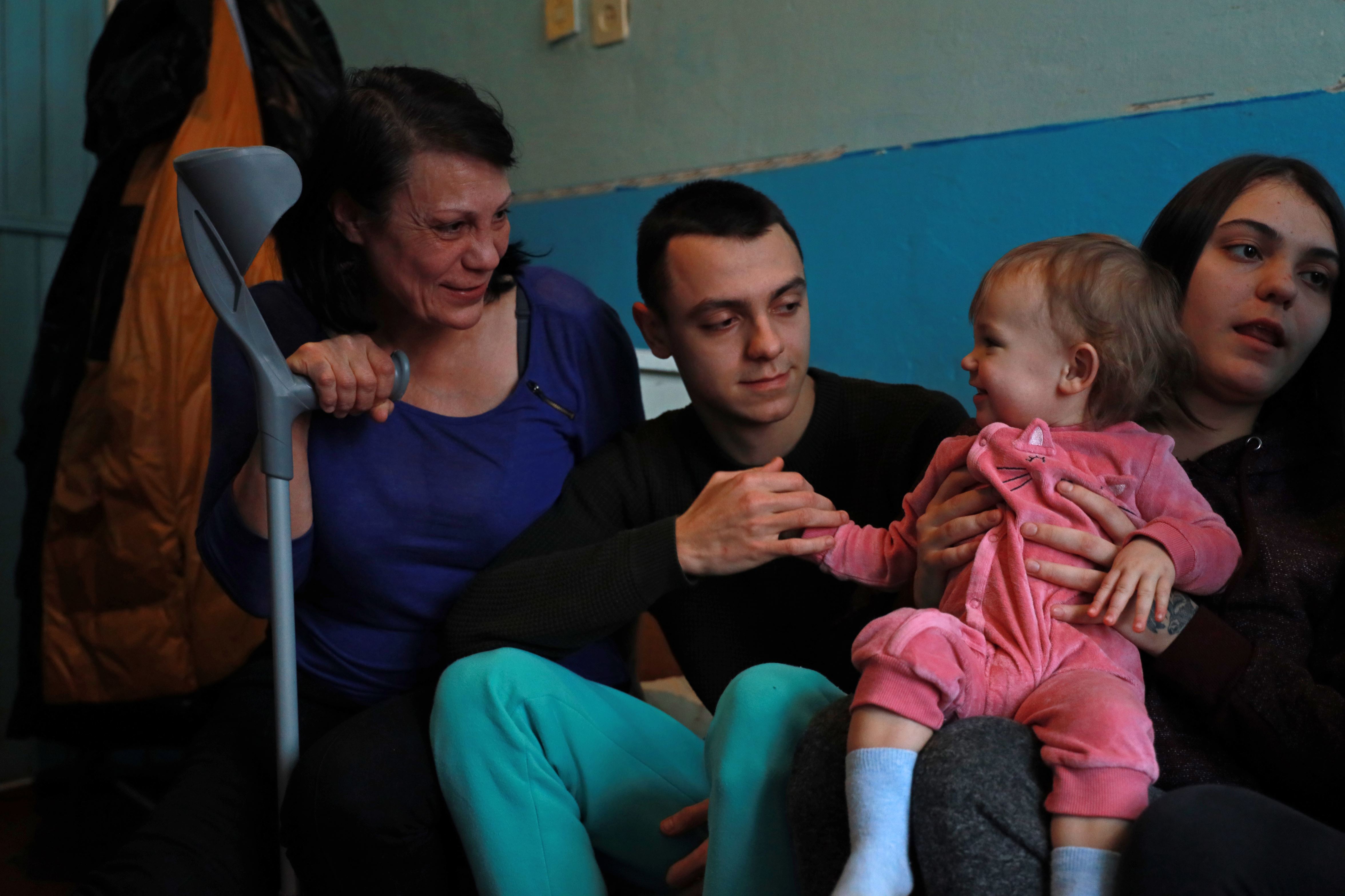 Iryna, de 56 años, con su familia en Ucrania