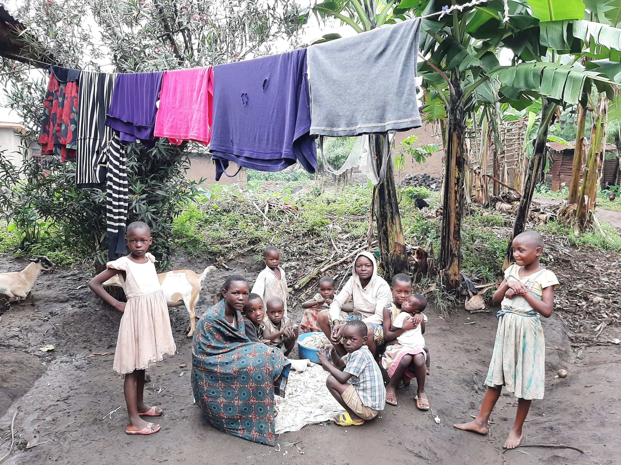 Mujeres y niños de Biza, RD del Congo posando a cámara 