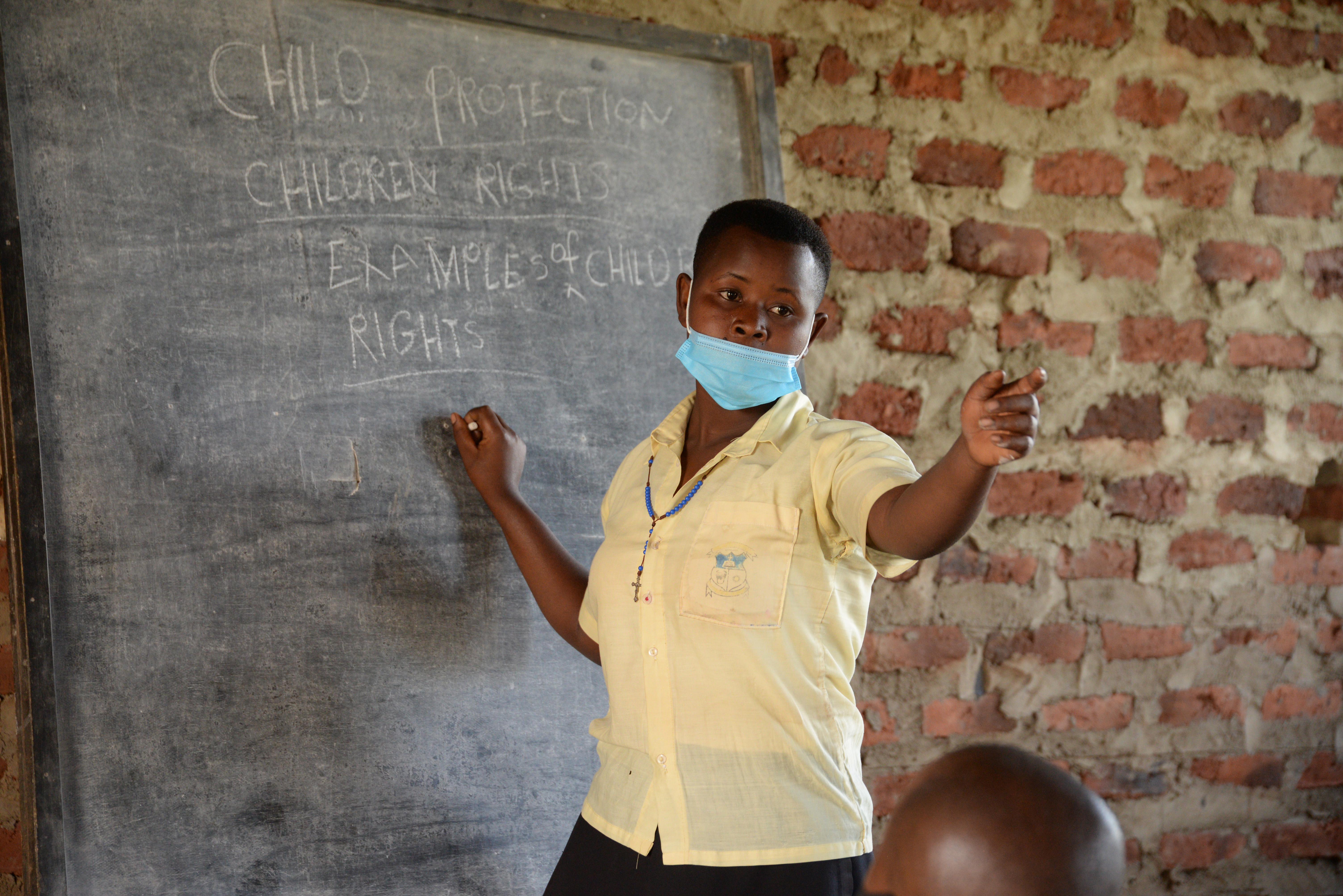 Juliet de Uganda, de 18 años,  dando su clase