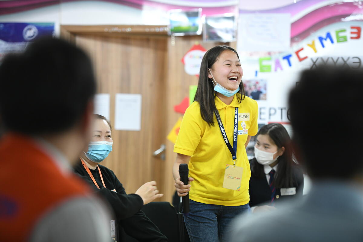 Nomin de Mongolia hablando ante un grupo de personas