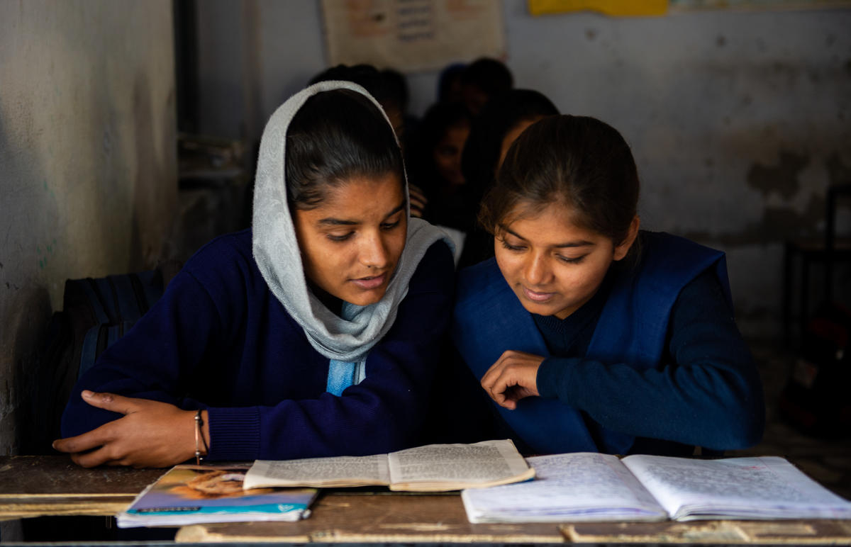Harpal, una niña apadrinada de la India, en la escuela junto con su amiga