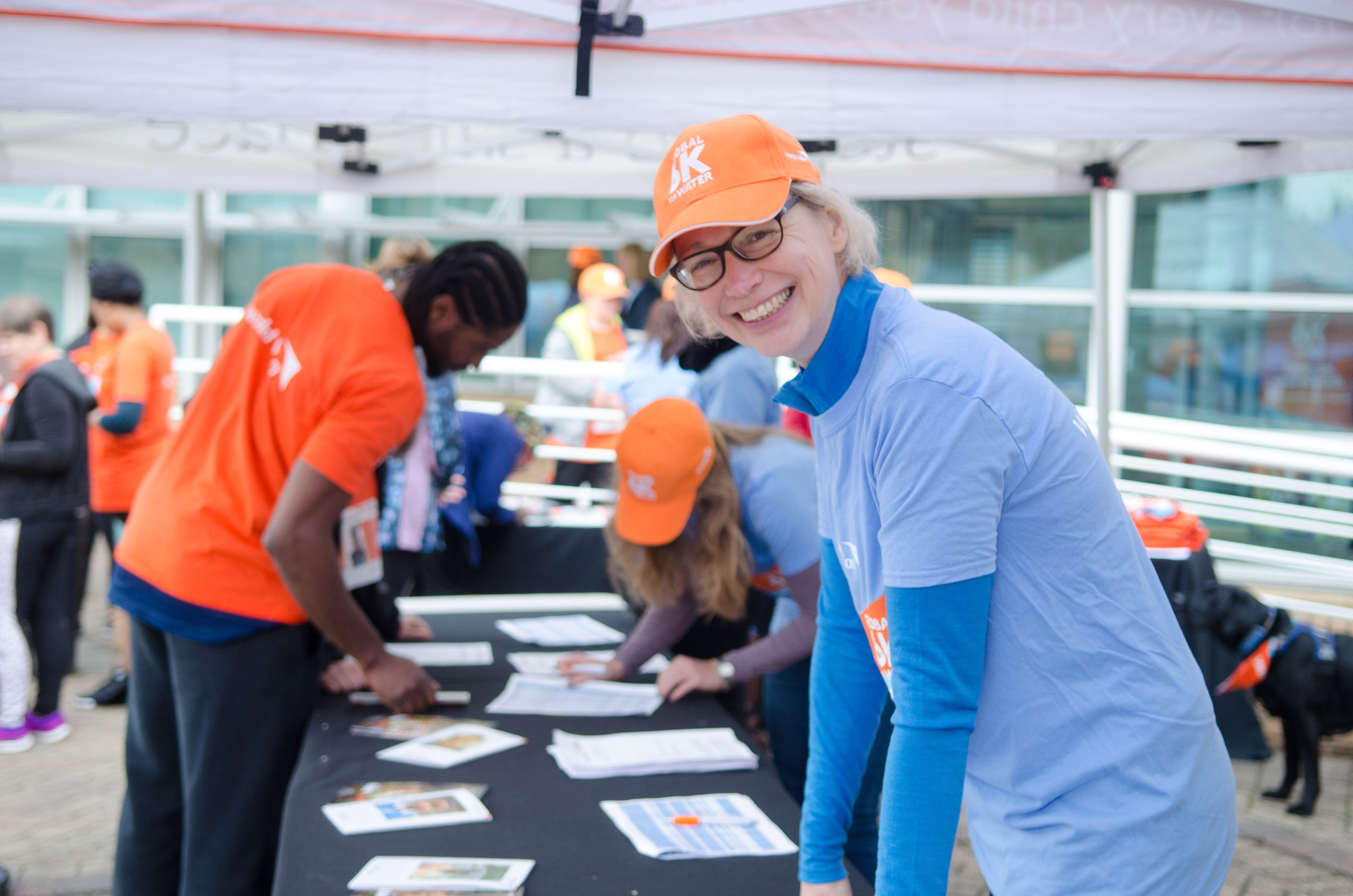 Un voluntario se involucra en un evento de World Vision ayudando a registrar participantes en un evento.