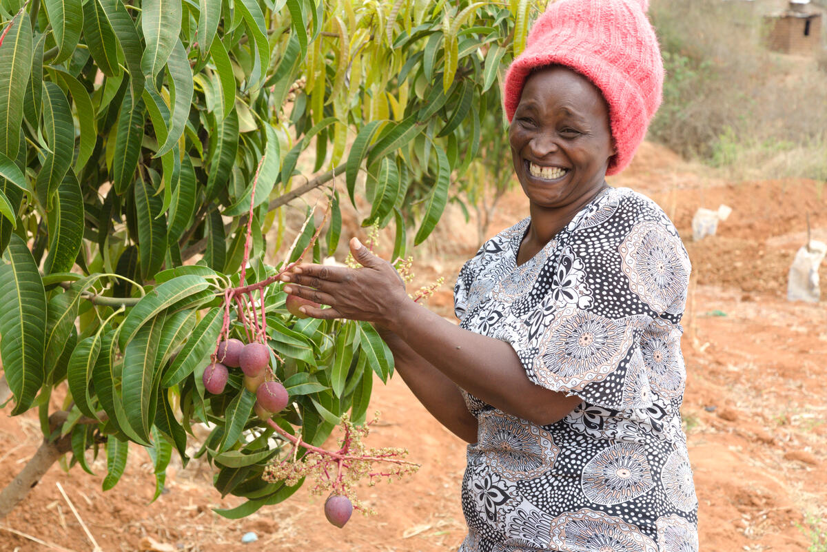 Victoria está orgullosa de sus árboles frutales, gracias a la formación y al patrocinio de la agricultura climáticamente inteligente