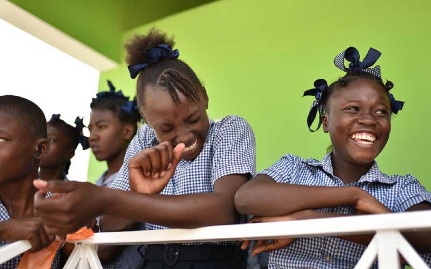 Dos niñas riendo, vestidas con el uniforme escolar