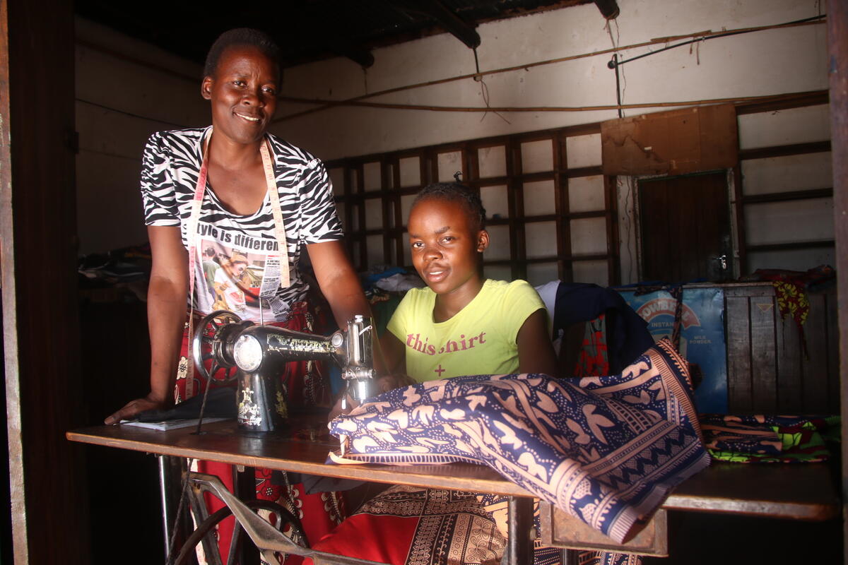 Mwila de 19 años y su madre de 46, Diane, juntas cosiendo un vestido