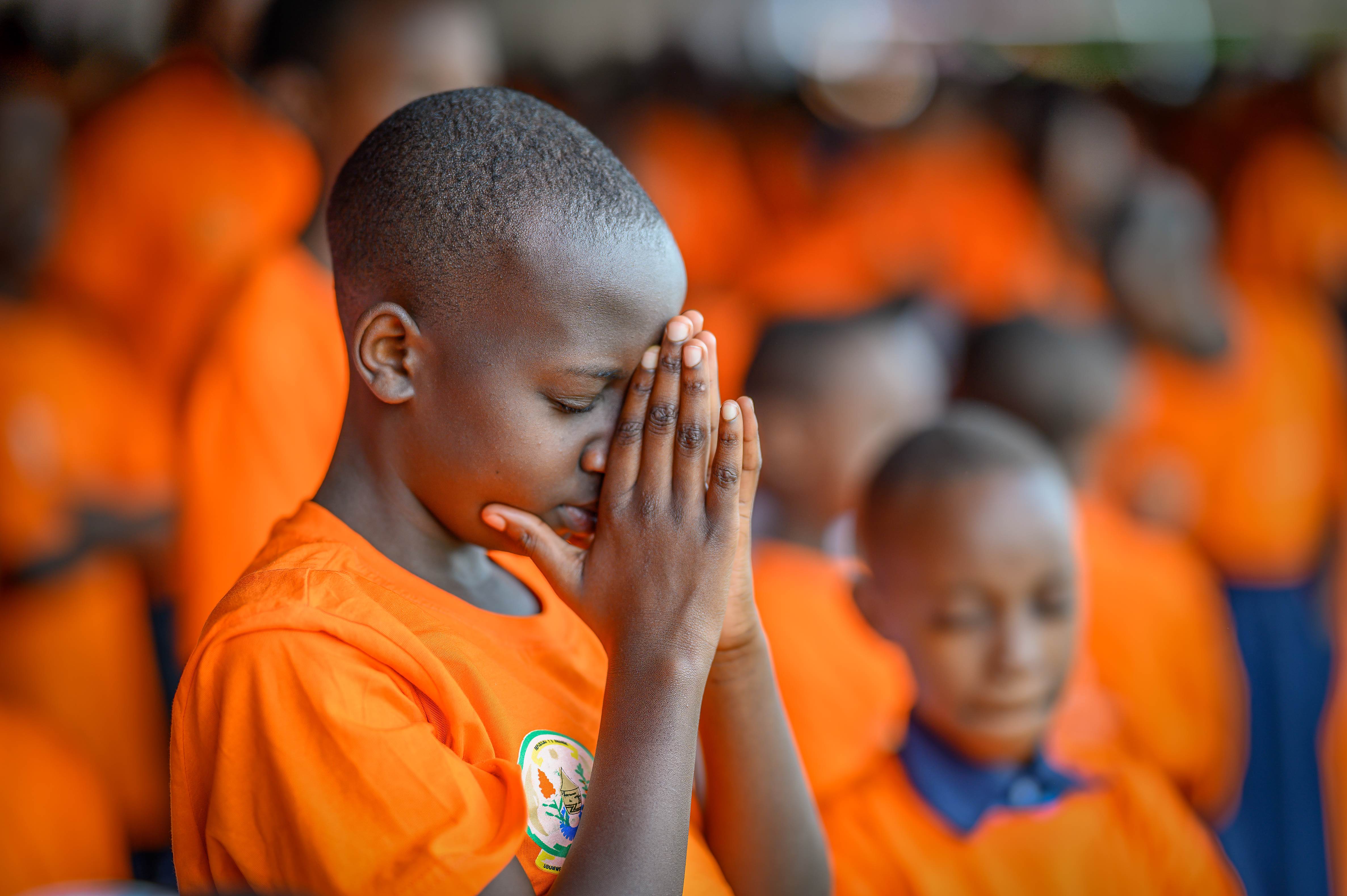 Niños orando.