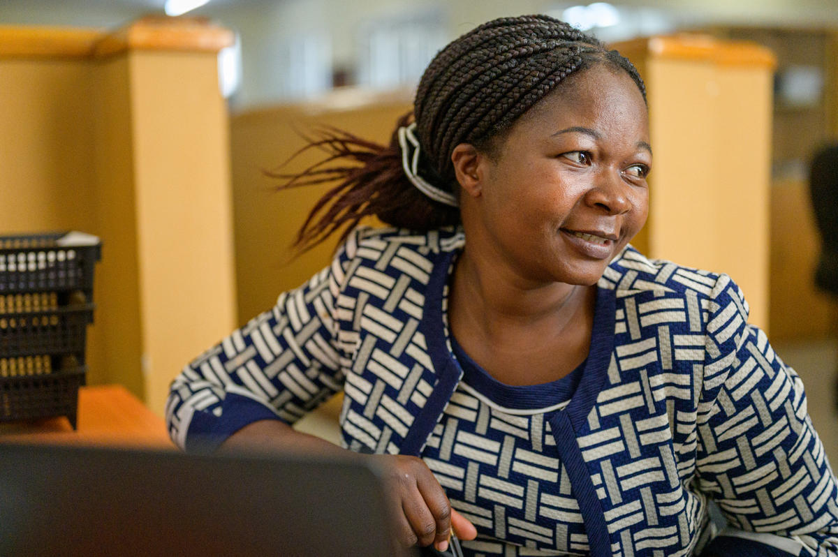 Liddah en la oficina de World Vision Malawi