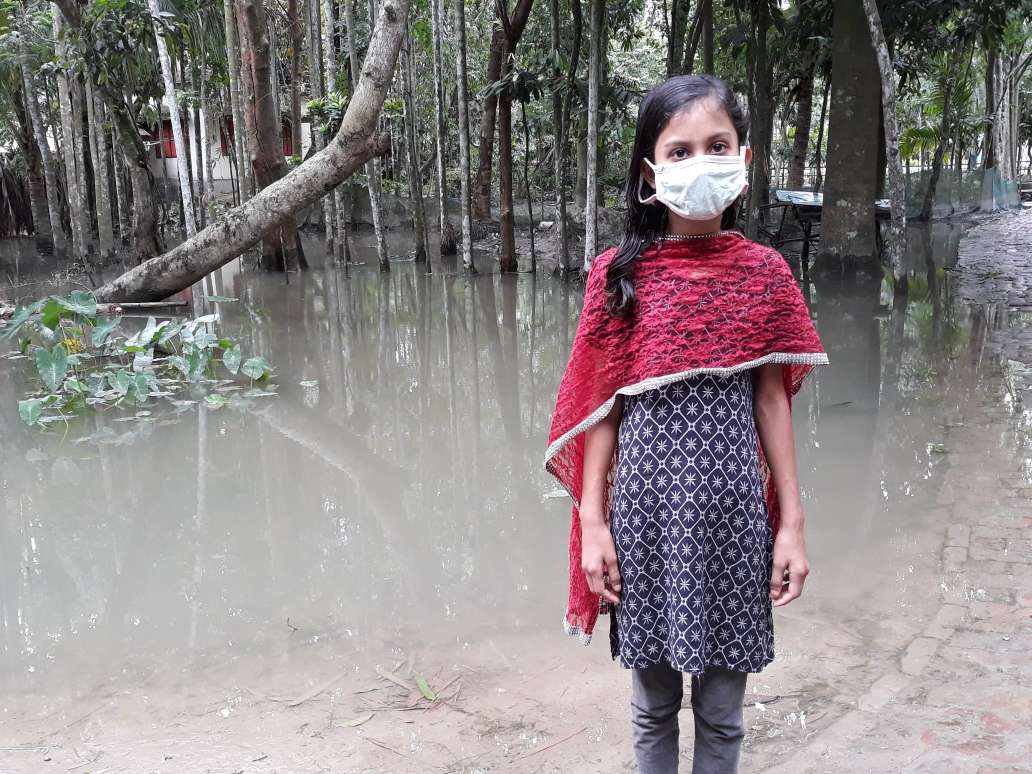 Niña de Bangladesh se encuentra en medio de las inundaciones donde solía estar su aldea