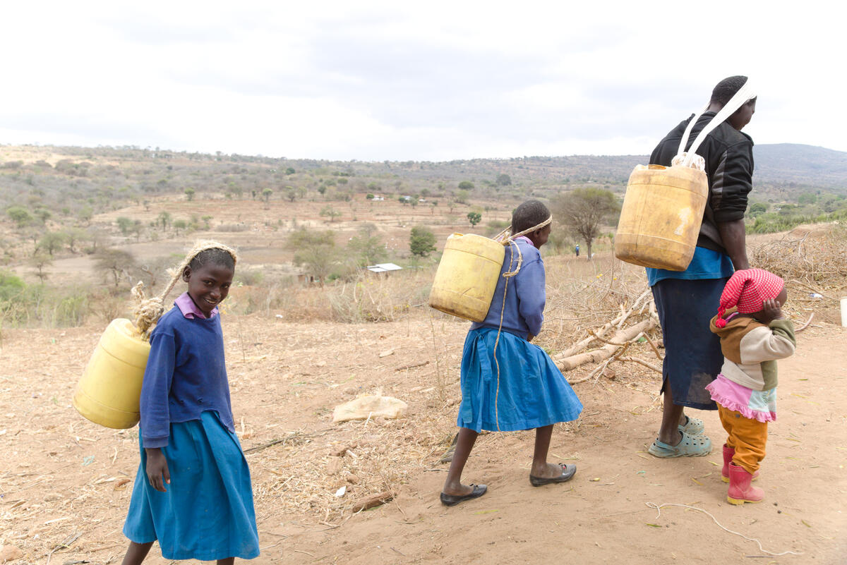 Anastacia, de Kenia, y sus hijas recorren largas distancias para recoger agua durante la sequía