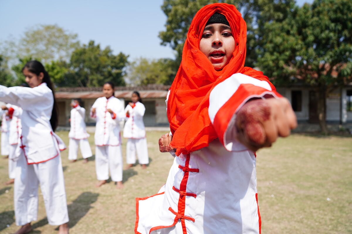 Una niña de Bangladesh practicando karate con World Vision
