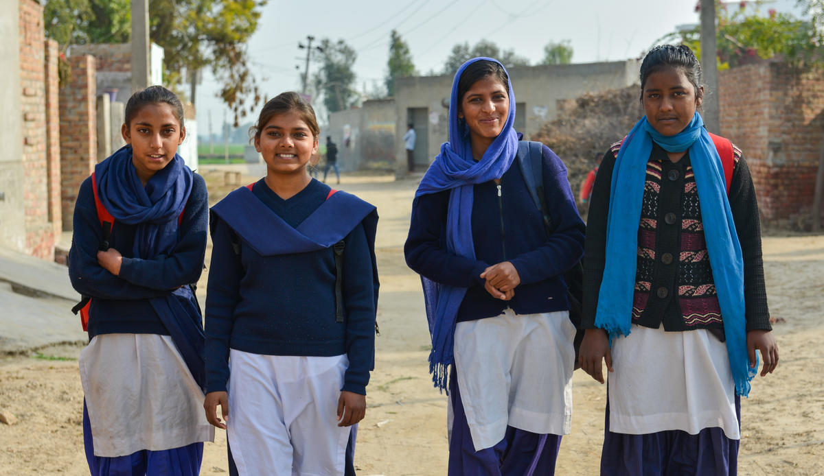 Harpal y sus amigas regresando de la escuela con sus uniformes escolares