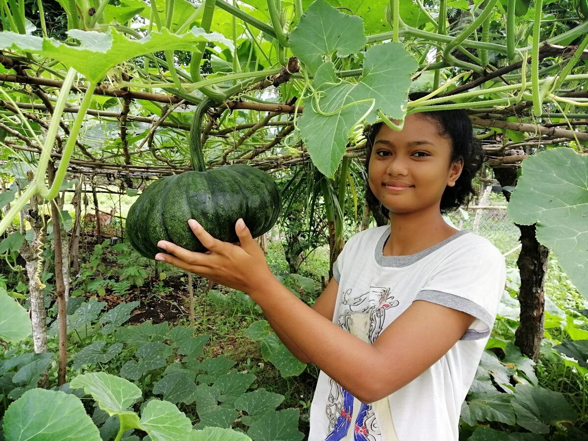 Karie de 14 años muestra orgullosa una calabaza