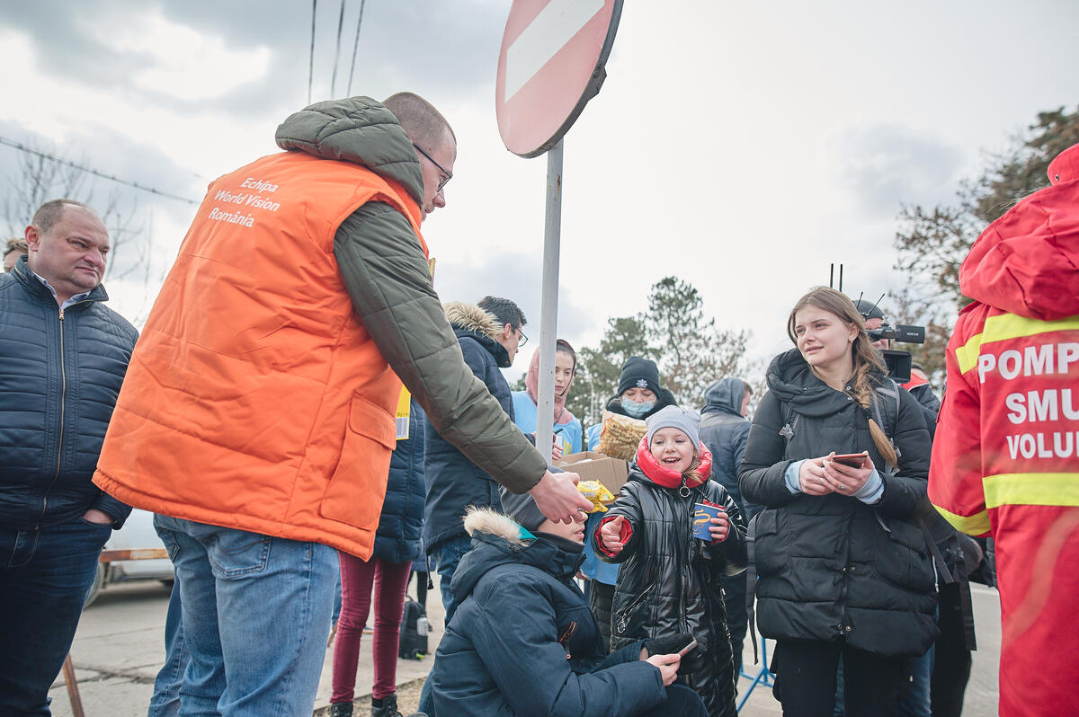Un miembro del personal de VM Rumanía ayudando a familias en la frontera.