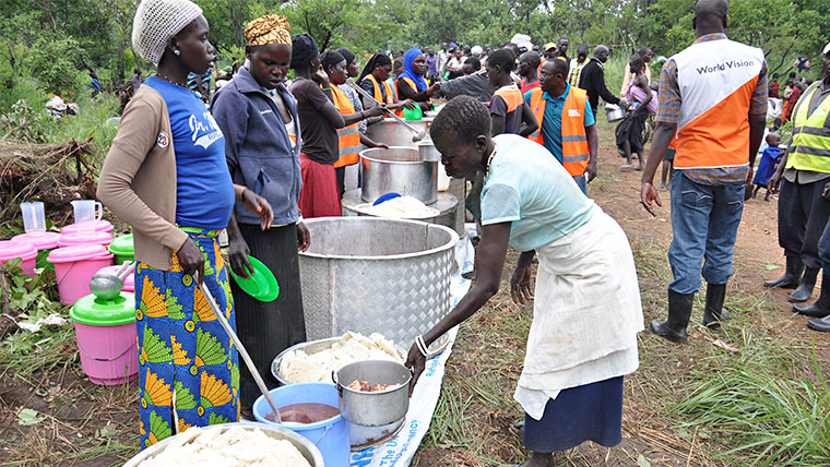 Se proporcionan comidas a las familias de refugiados cuando llegan por primera vez a Uganda.