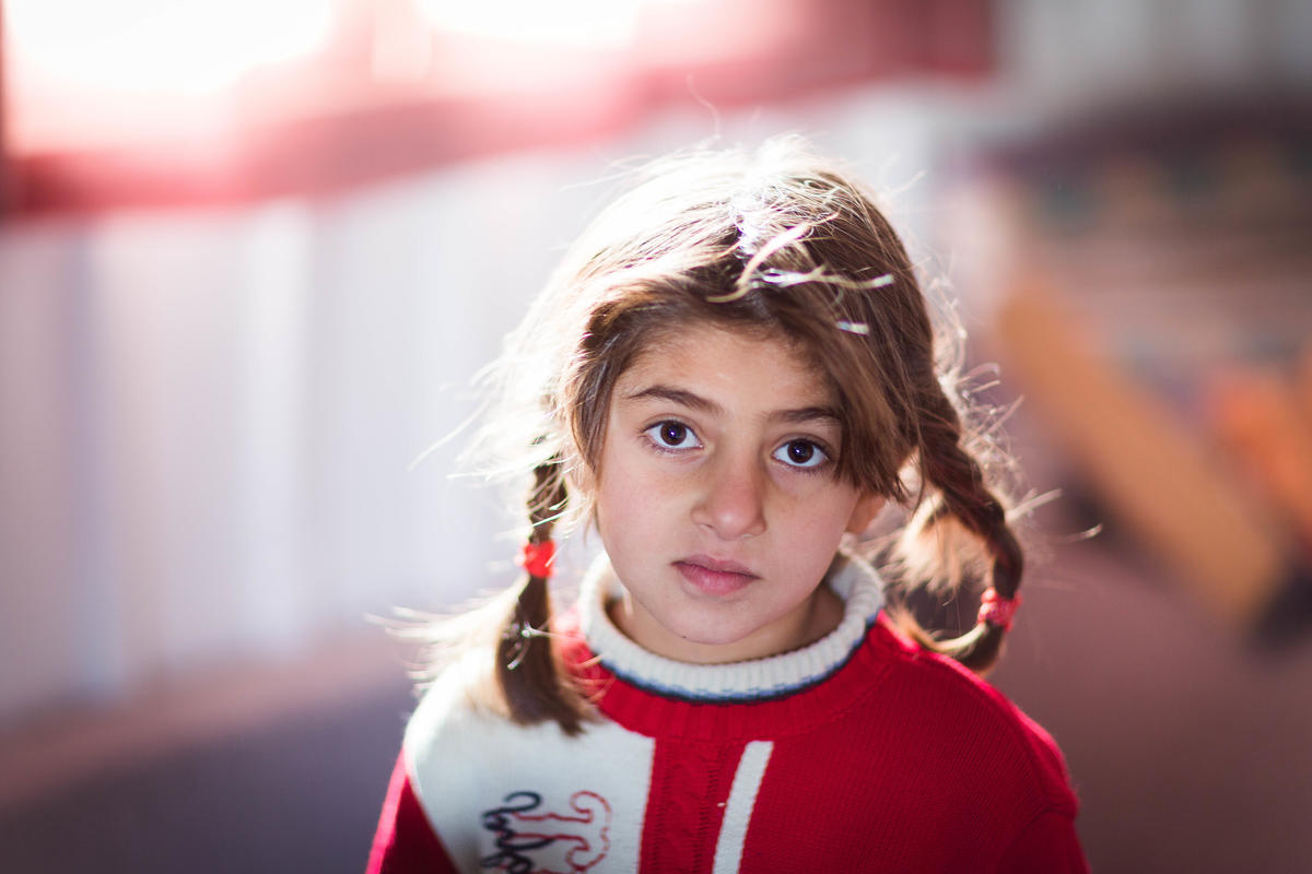 Niña siria mira de frente a la cámara