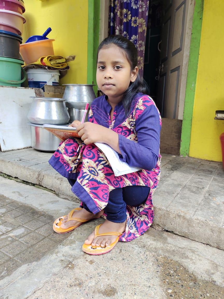 Ashmitha, de nueve años, cuyo padre fue reclamado repentinamente por COVID-19