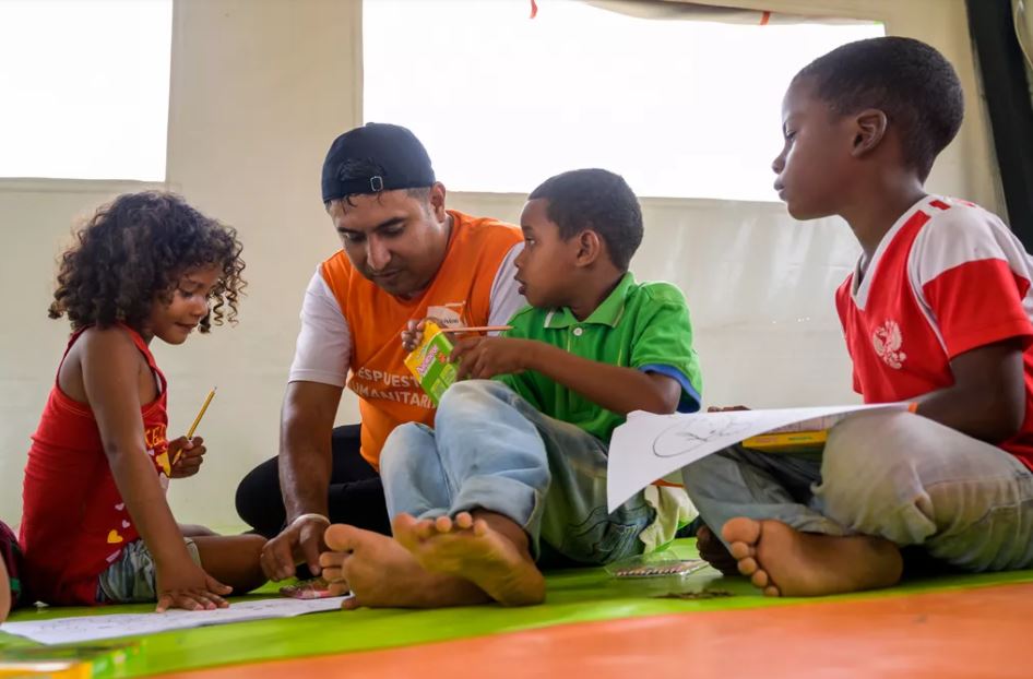 Tres niños venezolanos en un Espacio Seguro de World Vision