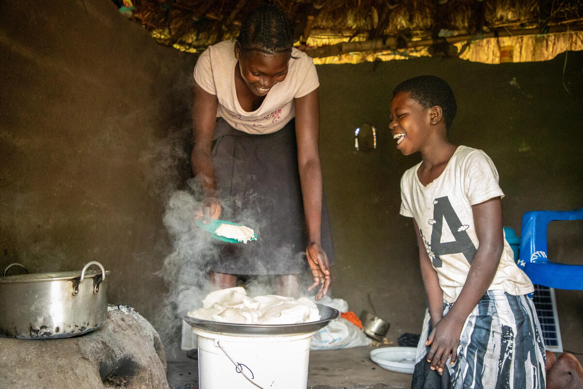 Viola preparando una comida favorita para sus hijos, Schola y Robinah